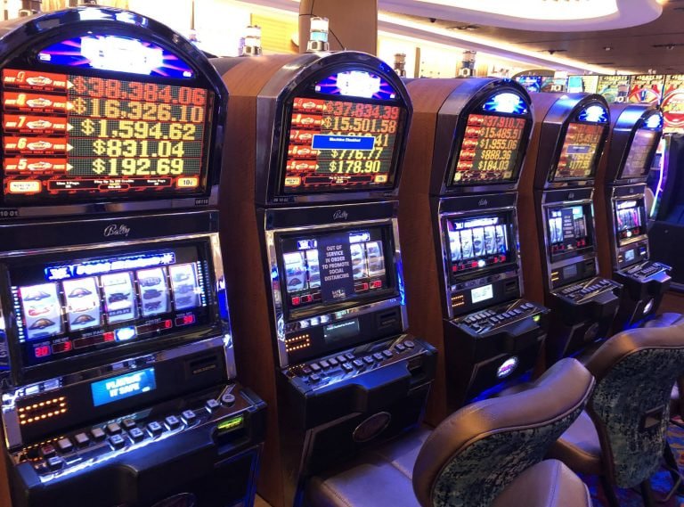 555ag စလော့ဂိမ်း bonus round နှင့် free spin တွင် ဆုပေးနေသောမြင်ကွင်း